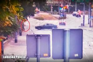 [VIDEO] O krok od tragedii. Mając ponad 2,6 promila wjechał na chodnik i uderzył w pieszego