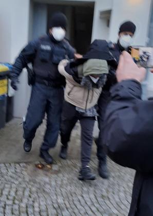 Służby z Polski, Estonii, Niemiec, Litwy i Łotwy, w ramach wspólnej operacji, rozbiły siatkę przestępczą trudniącą się organizowaniem nielegalnego przekroczenia granicy państwowej z Białorusi do państw Unii Europejskiej