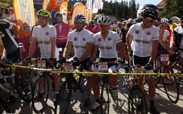Komendant Główny Policji, nadinspektor Jarosław Szymczyk na trasie 74 Tour de Pologne Amatorów